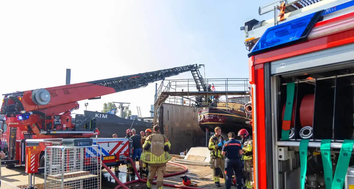 Brand op schip dat voor reparatie ligt in Dok - Foto 6