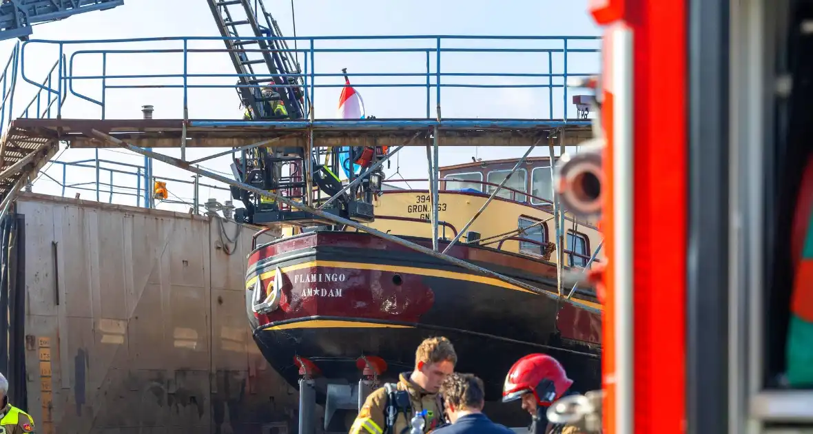 Brand op schip dat voor reparatie ligt in Dok - Foto 7