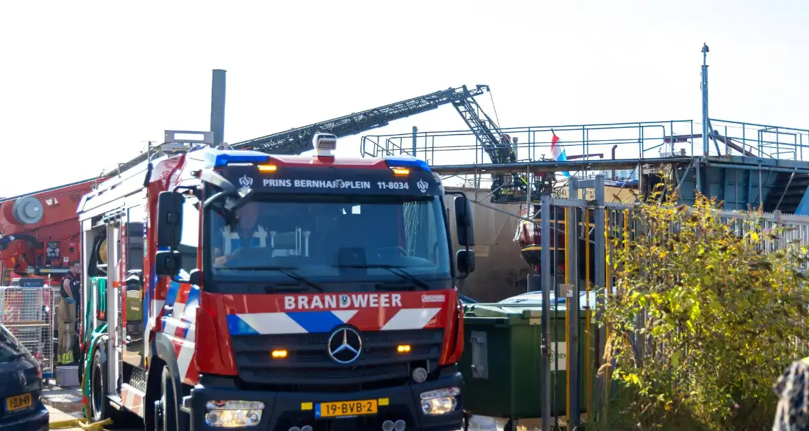 Brand op schip dat voor reparatie ligt in Dok - Foto 8