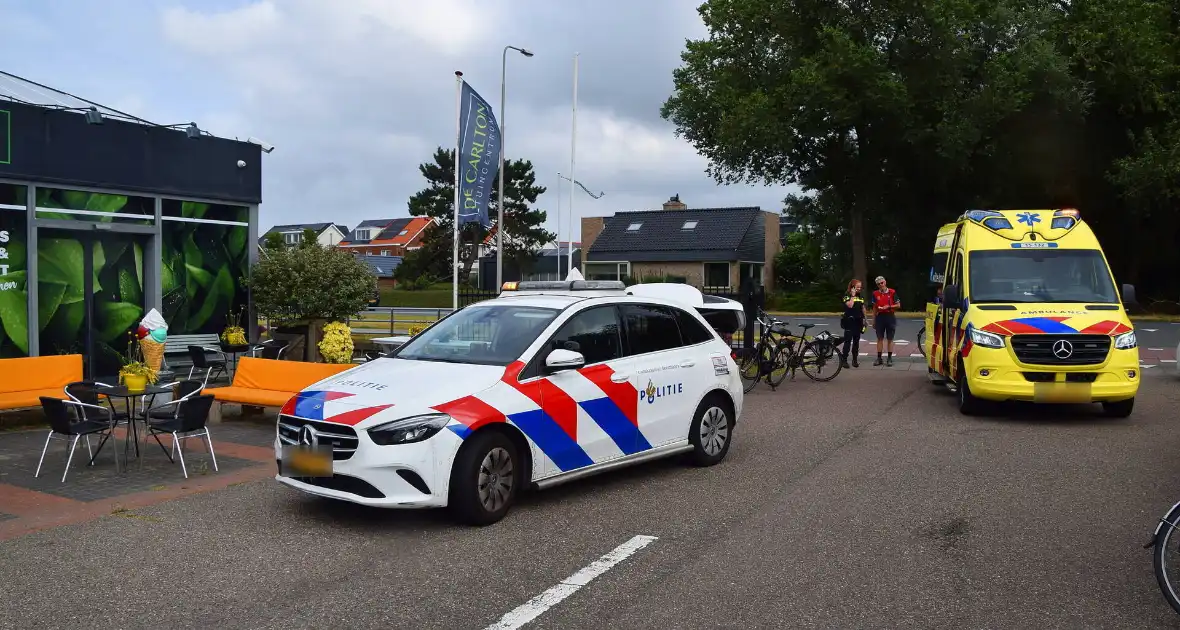 Persoon op fiets aangereden door personenauto - Foto 1