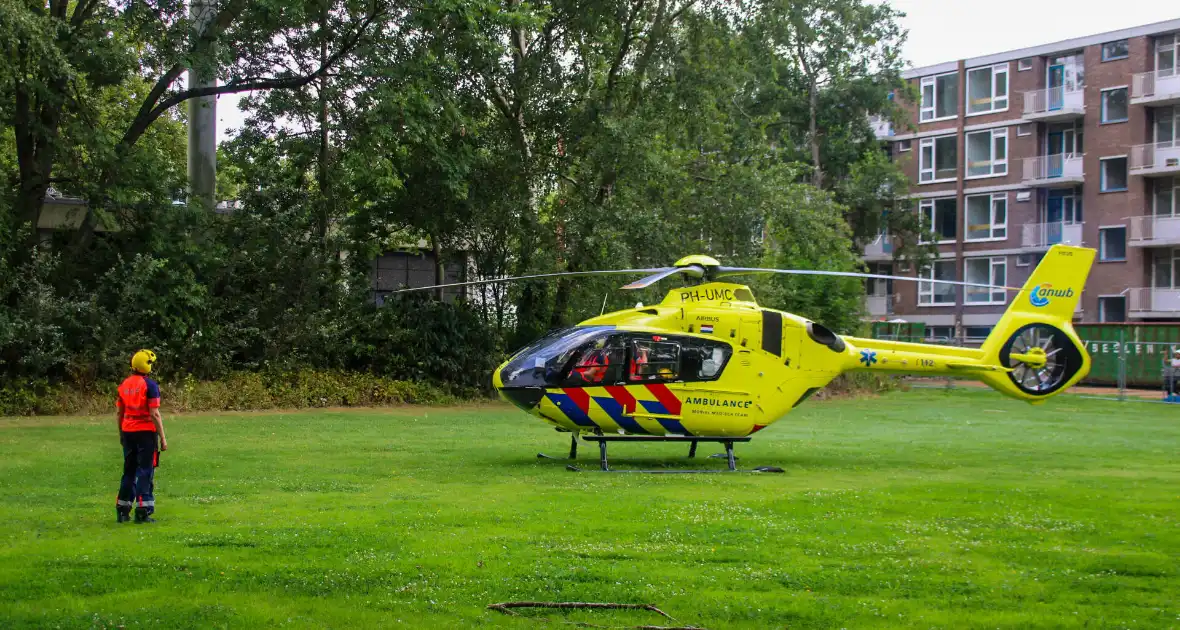 Traumahelikopter geland voor incident met kind - Foto 5