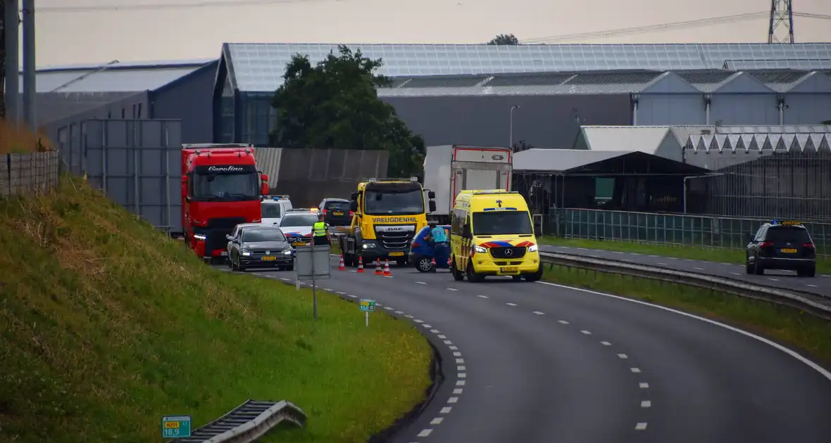 Rijstrook afgesloten na ongeval - Foto 1