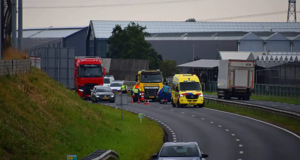 Rijstrook afgesloten na ongeval - Foto 2