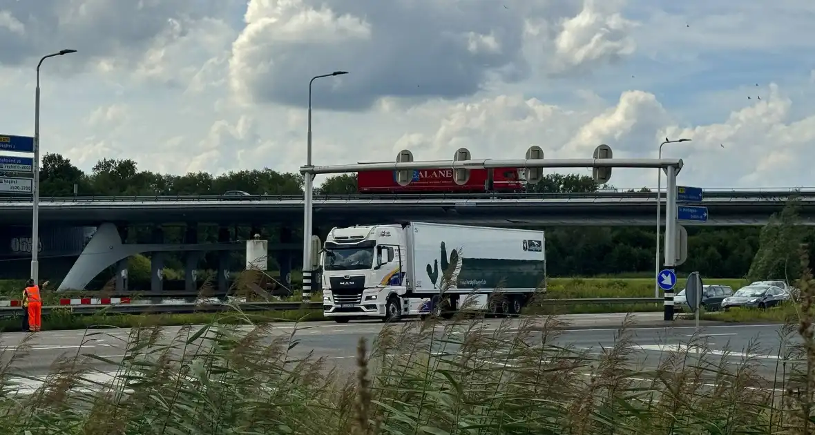 Vrachtwagen en auto komen met elkaar in botsing