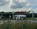 Vrachtwagen en auto komen met elkaar in botsing