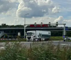 Vrachtwagen en auto komen met elkaar in botsing