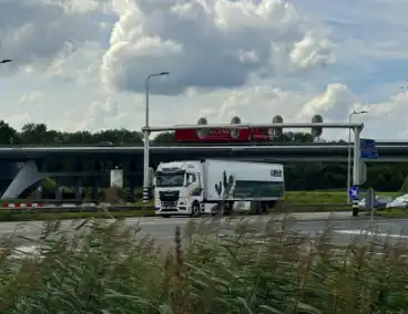 Vrachtwagen en auto komen met elkaar in botsing