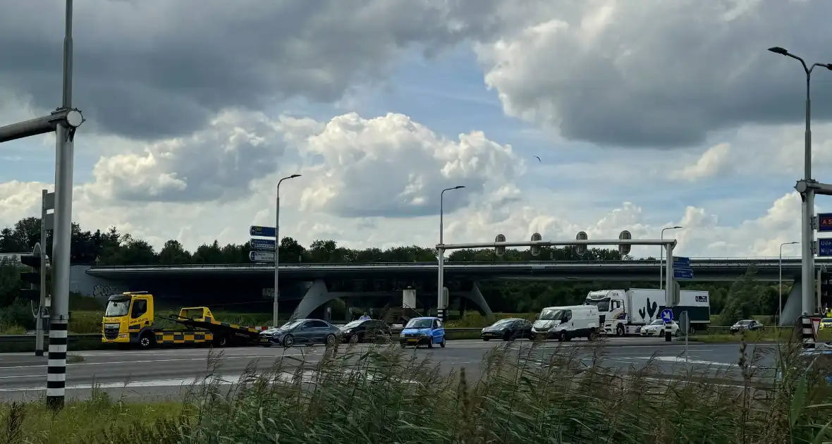 Vrachtwagen en auto komen met elkaar in botsing - Foto 1