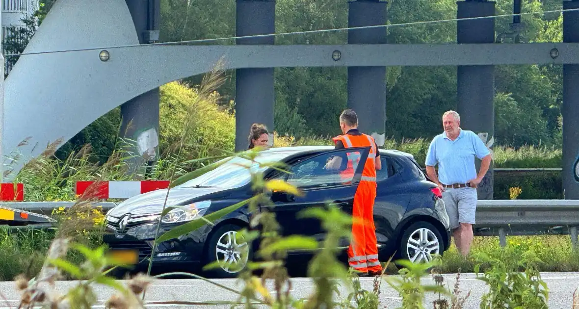 Vrachtwagen en auto komen met elkaar in botsing - Foto 2