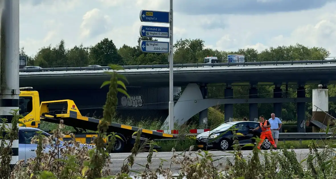 Vrachtwagen en auto komen met elkaar in botsing - Foto 3