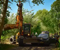 Enorme schade bij ongeval met landbouwvoertuig en personenauto