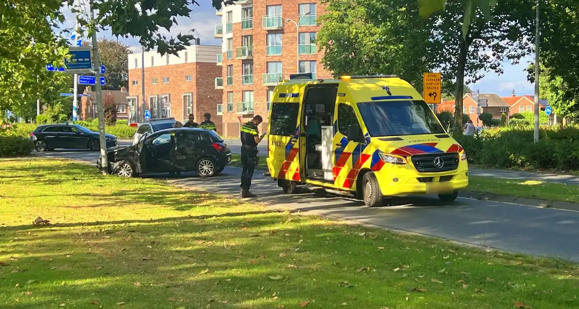 Automobilist klapt op lantaarnpaal