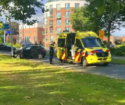 Automobilist klapt op lantaarnpaal