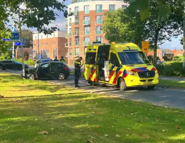 Automobilist klapt op lantaarnpaal