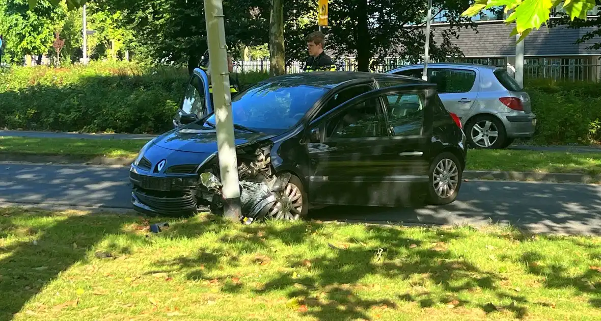 Automobilist klapt op lantaarnpaal - Foto 1