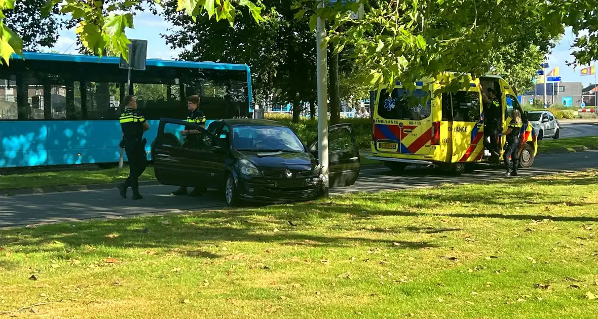 Automobilist klapt op lantaarnpaal - Foto 2