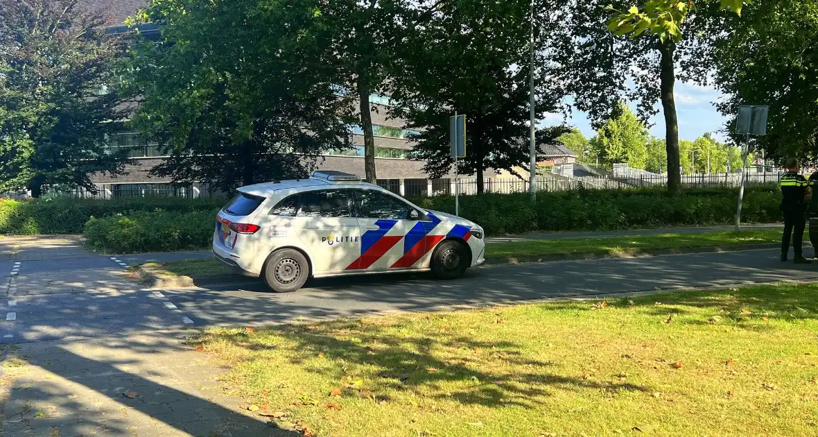 Automobilist klapt op lantaarnpaal - Foto 3