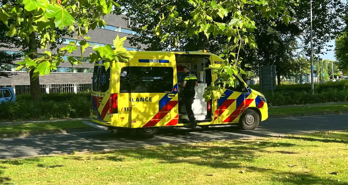 Automobilist klapt op lantaarnpaal - Foto 5