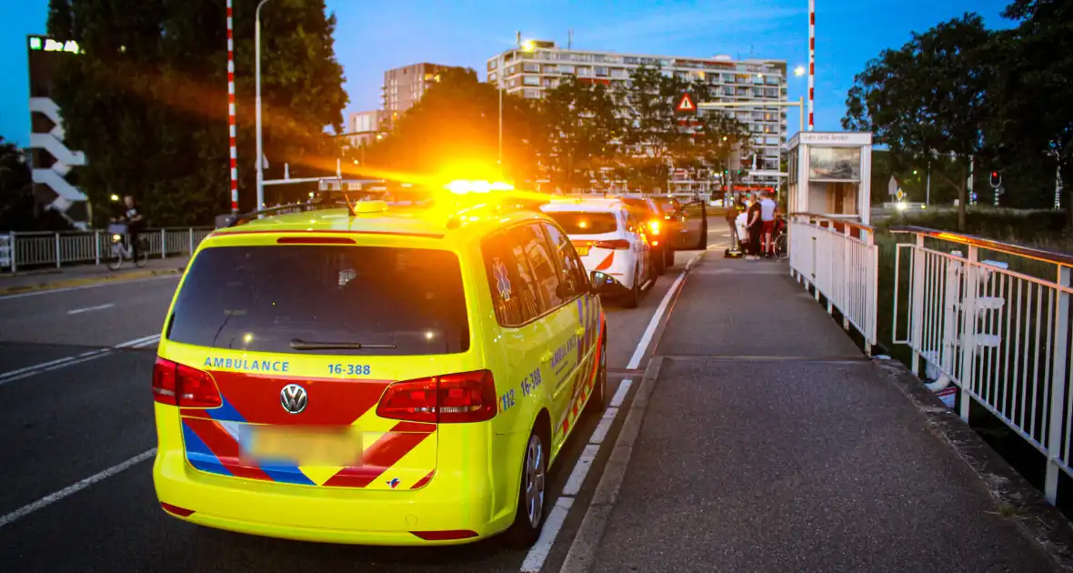 Omstanders schieten ten val gekomen fietser te hulp