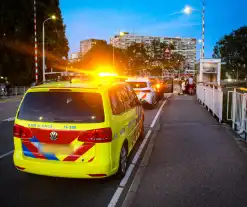 Omstanders schieten ten val gekomen fietser te hulp