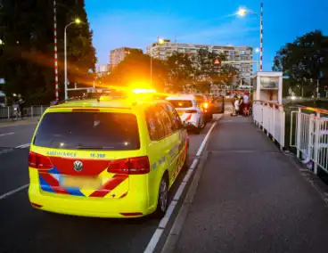 Omstanders schieten ten val gekomen fietser te hulp