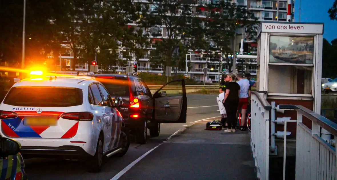 Omstanders schieten ten val gekomen fietser te hulp - Foto 1