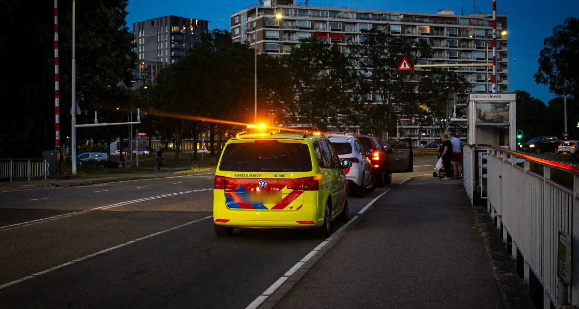 Omstanders schieten ten val gekomen fietser te hulp - Foto 2