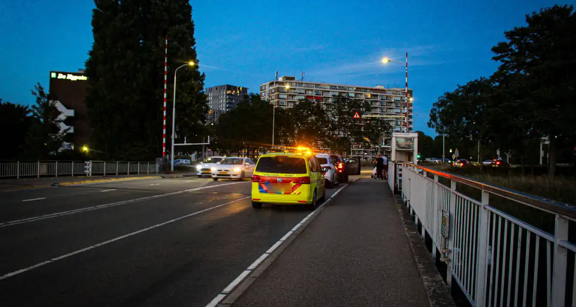 Omstanders schieten ten val gekomen fietser te hulp - Foto 3