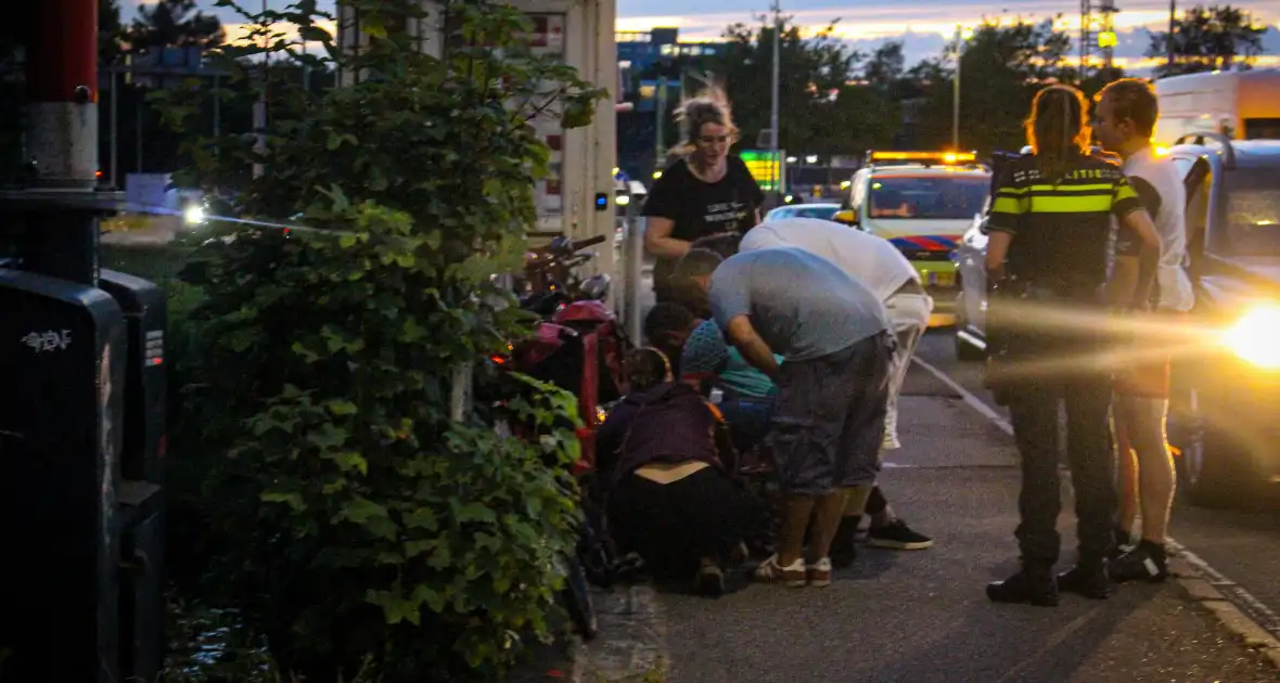 Omstanders schieten ten val gekomen fietser te hulp - Foto 4