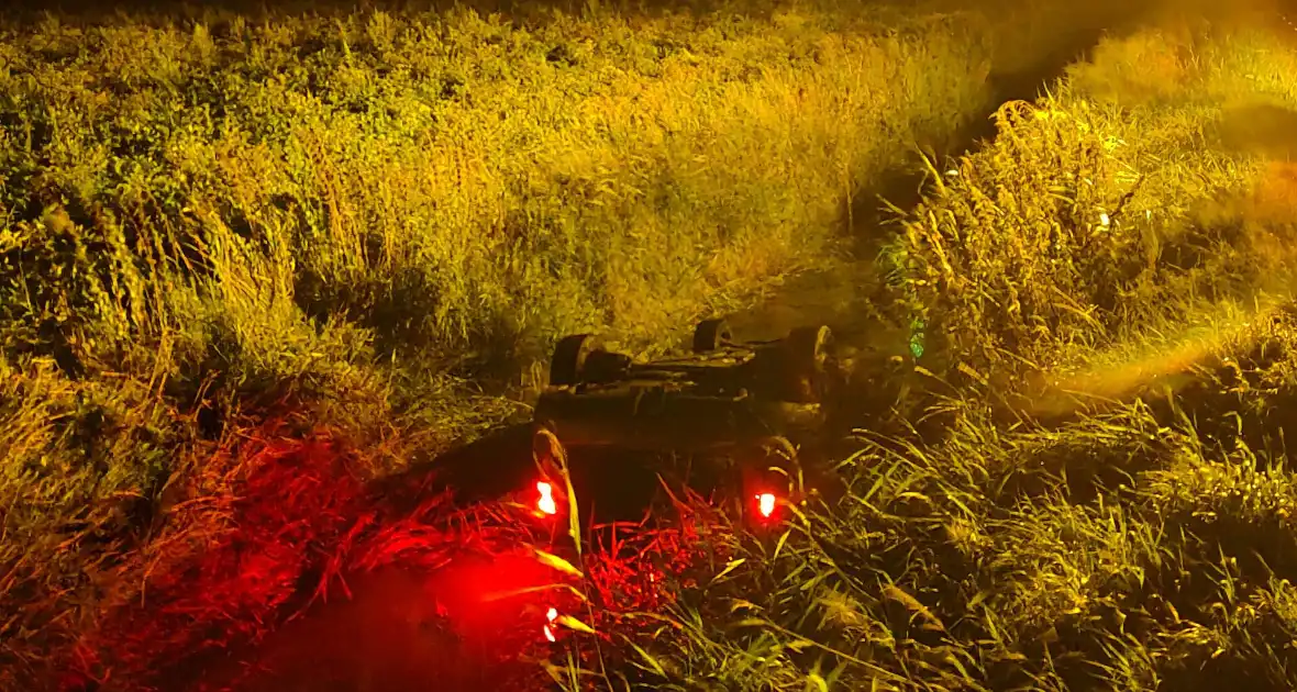 Auto vliegt uit de bocht en belandt ondersteboven in sloot