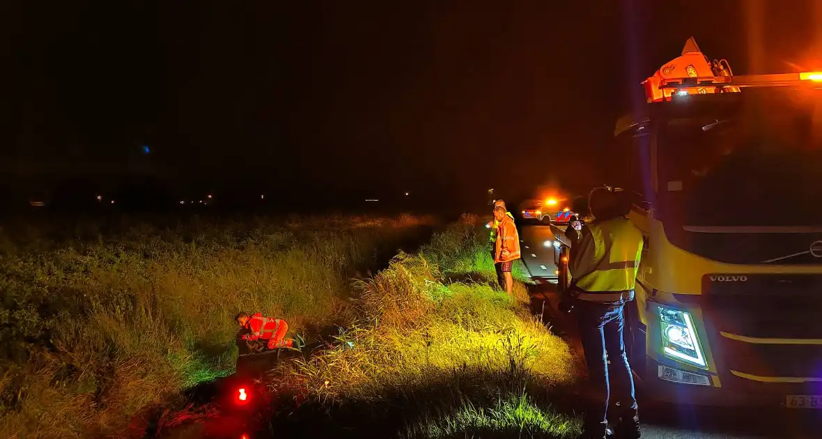 Auto vliegt uit de bocht en belandt ondersteboven in sloot - Foto 3