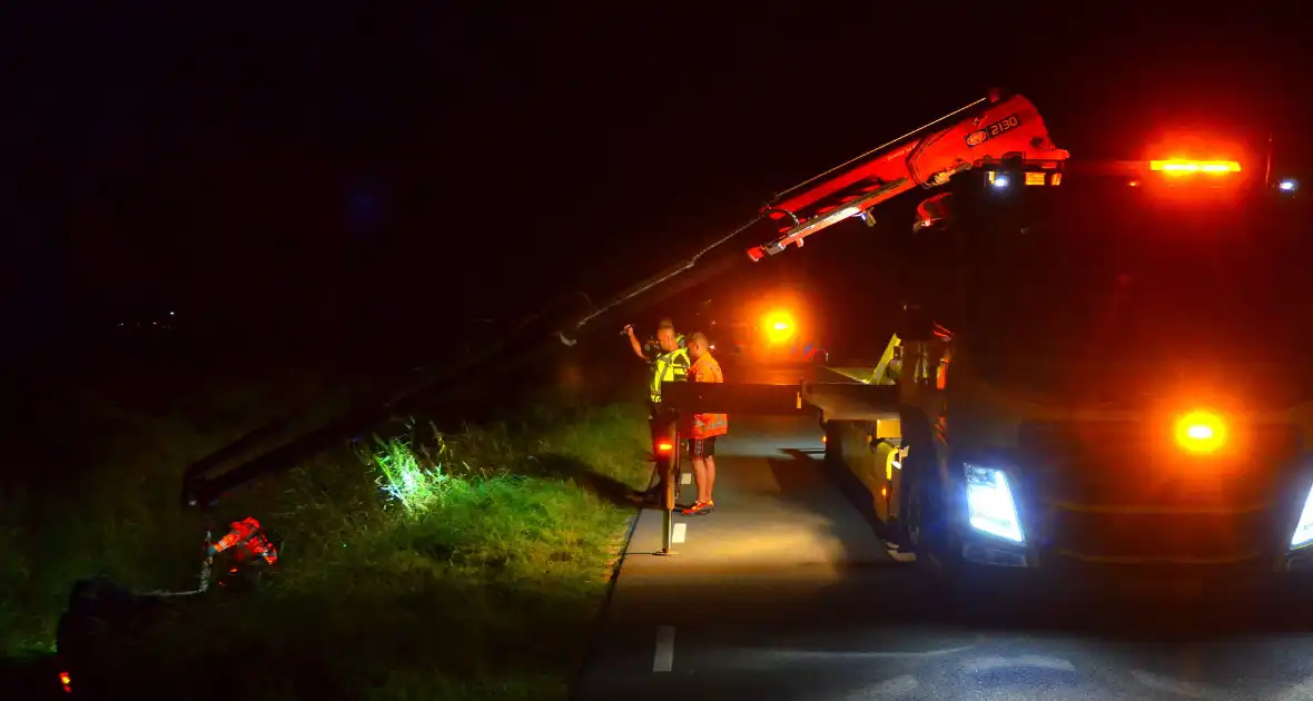 Auto vliegt uit de bocht en belandt ondersteboven in sloot - Foto 4