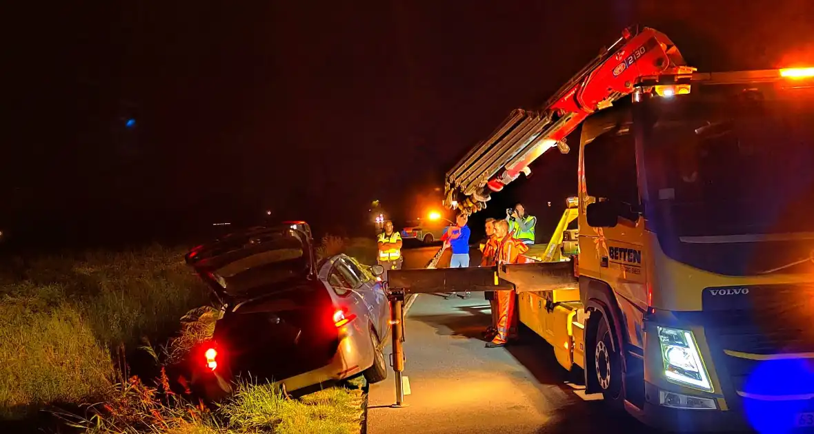 Auto vliegt uit de bocht en belandt ondersteboven in sloot - Foto 5