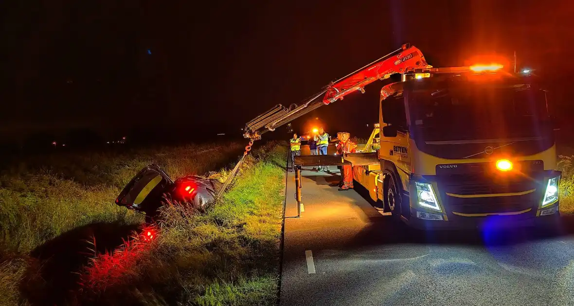 Auto vliegt uit de bocht en belandt ondersteboven in sloot - Foto 6