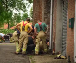 Brandweer helpt politie in zoektocht naar telefoon in riool na inval wietkwekerij