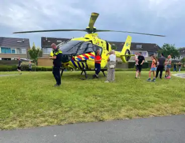 Traumahelikopter trekt veel bekijks in woonwijk