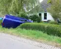 Bus belandt op de kop in voortuin, bestuurder aangehouden