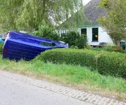 Bus belandt op de kop in voortuin, bestuurder aangehouden