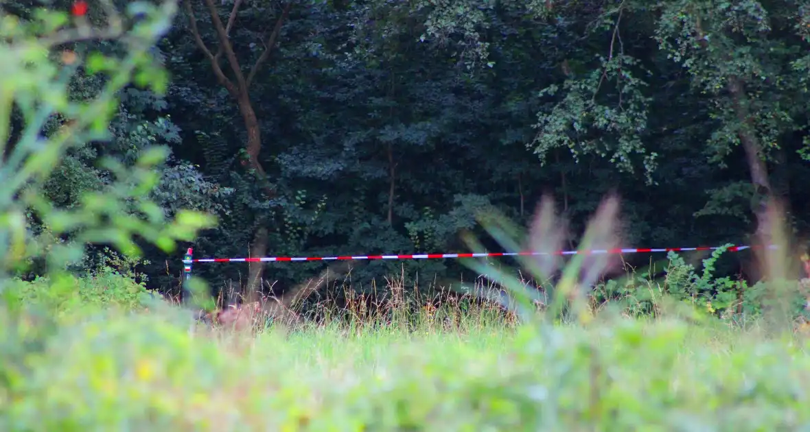 Bos afgesloten tijdens politieonderzoek - Foto 4