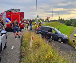 Brandweer trekt auto terug de dijk op