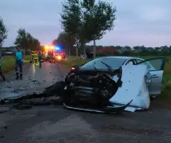 Enorme schade na aanrijding, meerdere ambulances ingezet