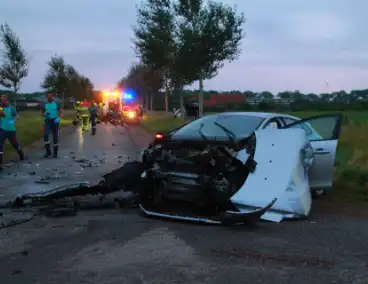 Enorme schade na aanrijding, meerdere ambulances ingezet