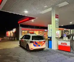 Verward persoon eist geld in tankstation