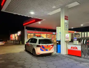 Verward persoon eist geld in tankstation