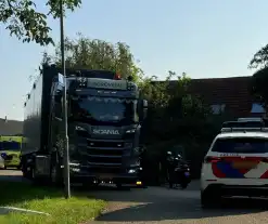 Vrachtwagen schept scooterrijder