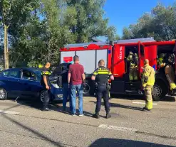 Voertuig vat vlam voor stoplicht