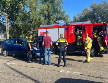 Voertuig vat vlam voor stoplicht