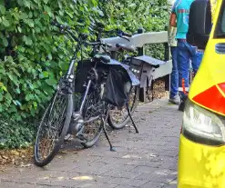 Personenauto verlaat ongeval na aanrijden fietser