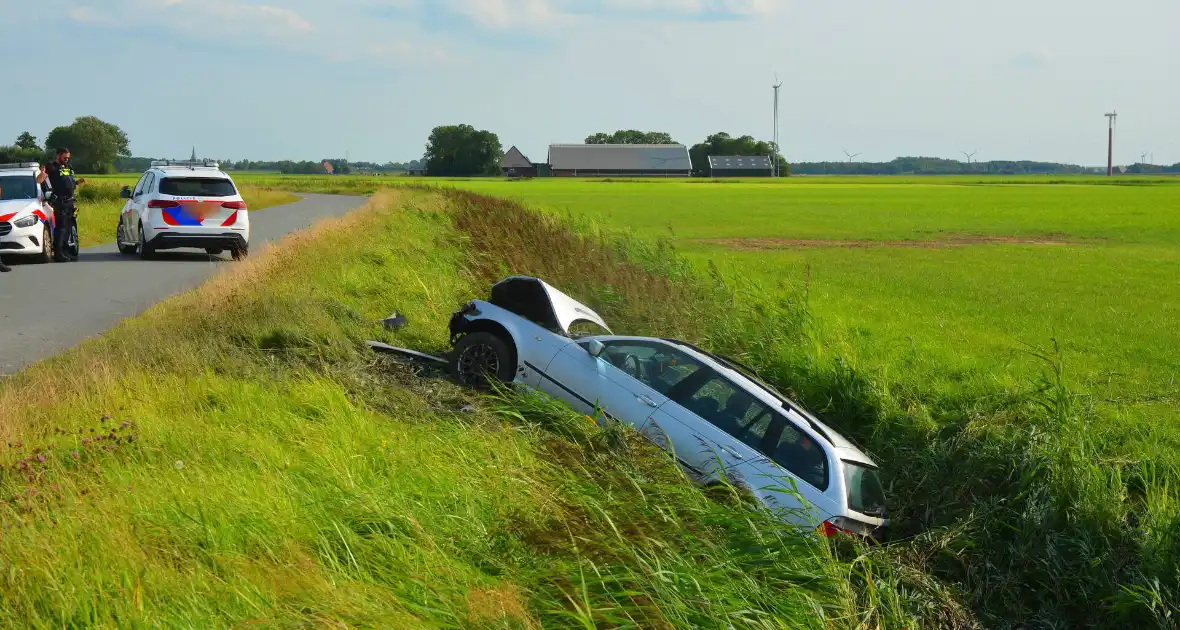 Auto belandt in sloot, bestuurder spoorloos