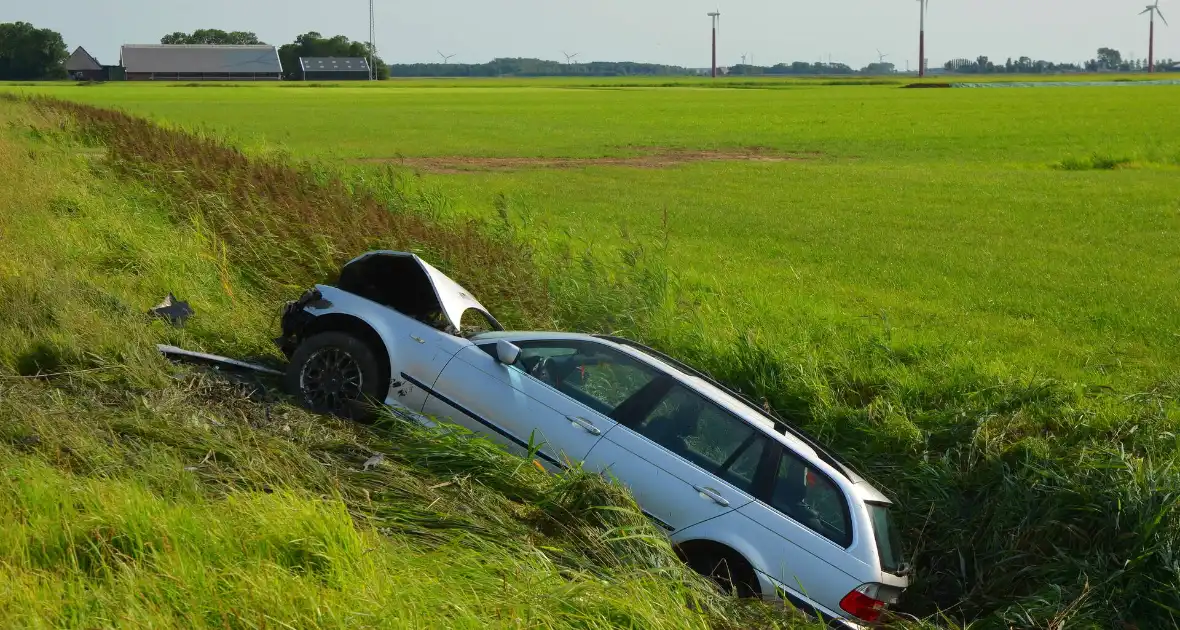 Auto belandt in sloot, bestuurder spoorloos - Foto 1